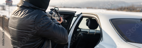Fotografía Criminal Attacks Vehicle with Weapon in Hand