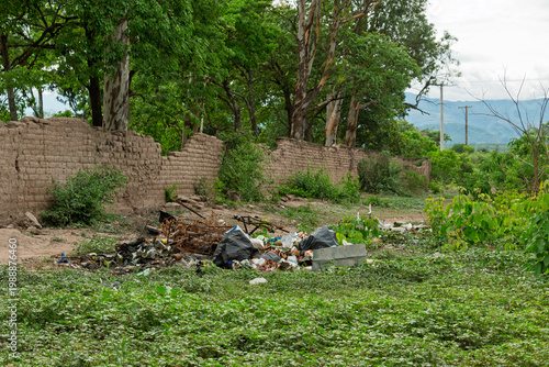 Billede på lærred Basura acumulada en espacio urbano abierto, reflejando contaminación ambiental,
