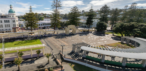 Fotografie A sunny day in Napier, New Zealand, with people walking and cycling along the waterfront promenade