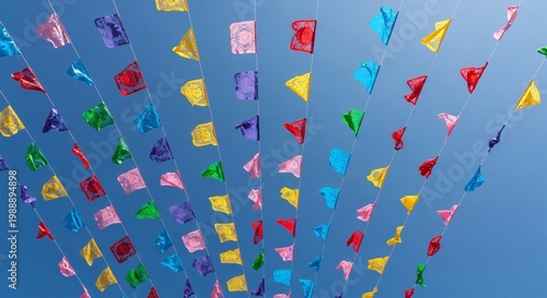 Papel picado tradicional mexicano ondeando bajo el cielo azul, banderines festivos de colores para celebración de Cinco de Mayo, cultura mexicana, fiesta típica