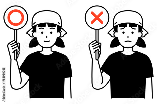 ○×マークのプラカードを掲げる居酒屋の女性店員