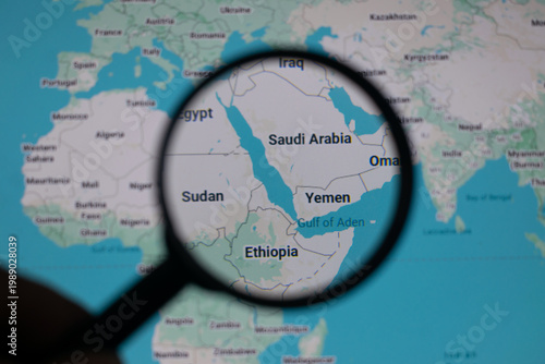 Obraz na plátne Magnifying glass over Saudi Arabia and Yemen map highlighting red sea tensions, Houthi activity, Iran influence and Strait of Hormuz trade routes shaping global security and energy supply risks