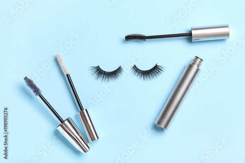 Different mascara brushes a...