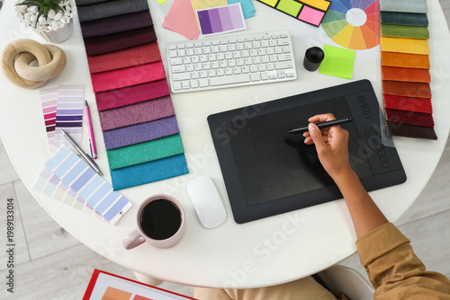 Female interior designer wo...