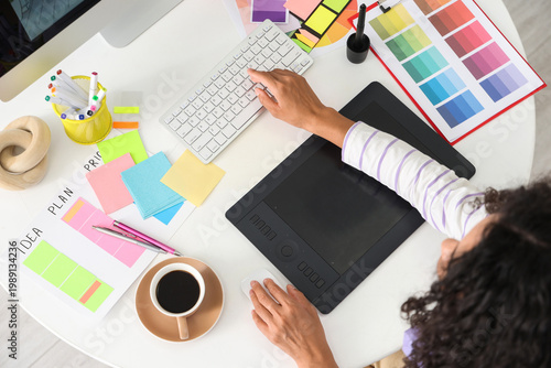 Female interior designer wo...