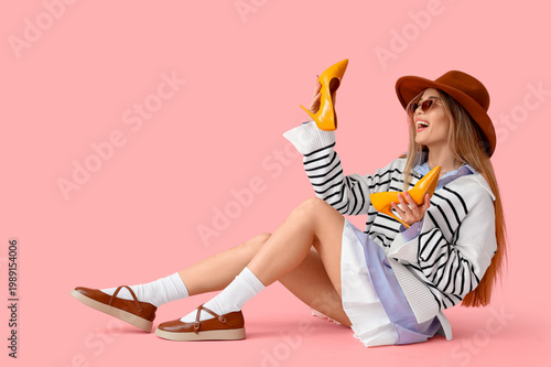 Stylish young woman in spri...