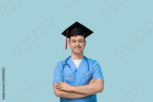 Male student in mortar boar...