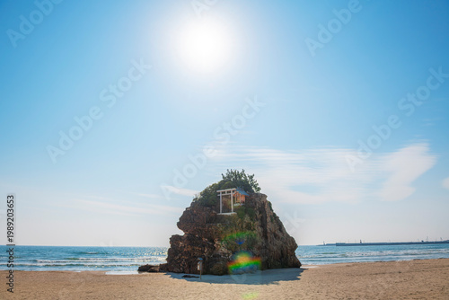 Photos 島根県出雲市の稲佐の浜にある弁天島と青空の景観