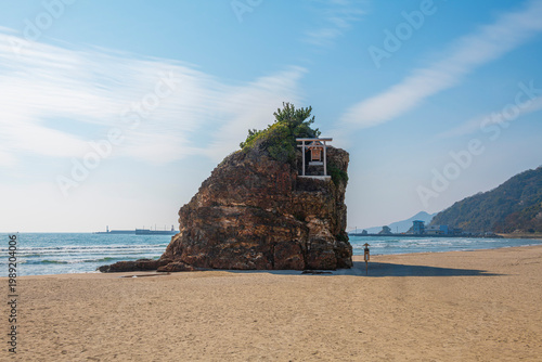 Quadro su tela 出雲の稲佐の浜に浮かぶ弁天島と神聖な海岸風景