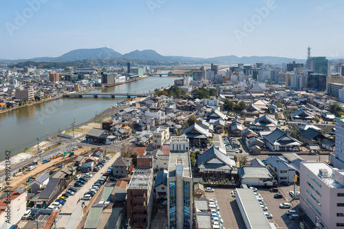 松江市街と大橋川を一望する島根県の都市風景