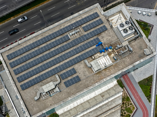 Tableau sur toile Panoramic view of a bank of solar panels installed on the rooftop of a building
