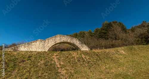 Passerelle des Vendangeurs sur la voie ferrée à Ceyzériat, Ain, France