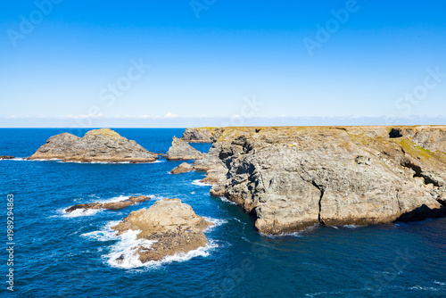 Foto The rocks and cliffs in the ocean of the famous island Belle Ile en Mer in Franc