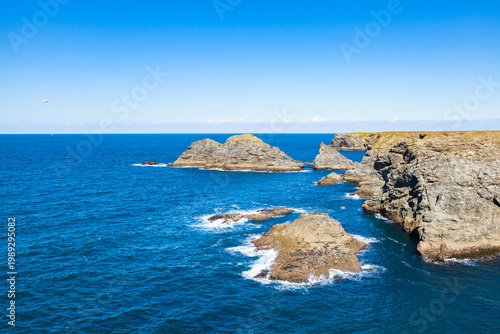 Foto The rocks and cliffs in the ocean of the famous island Belle Ile en Mer in Franc