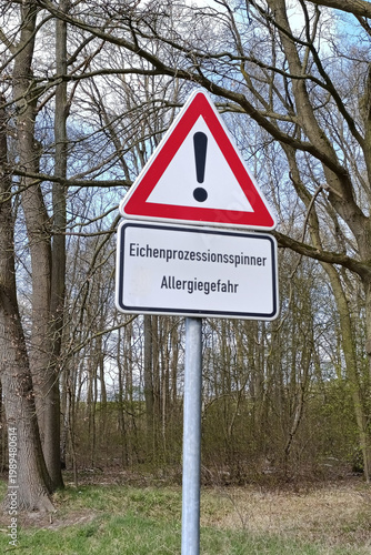 Warnschild mit dem Hinweis auf Eichenprozessionsspinner - Allergiegefahr in einem Waldgebiet in Deutschland