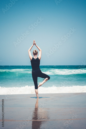 Frau macht Yoga am Strand – Balance, Achtsamkeit und Entspannung am Meer