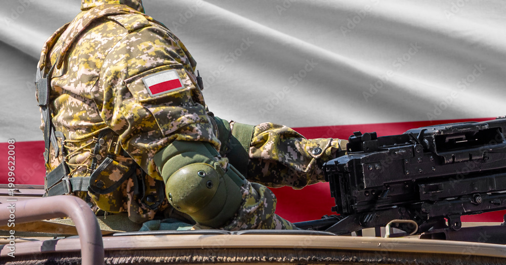 Obraz premium Poland flag with soldier at machinegun turret