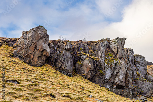 Landschaft mit Felsen und Gras im Osten von Island