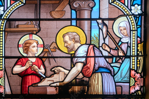 Tableau sur toile Stained glass of Holy family: Jesus infant, Virgin Mary and St Joseph in the workshop of Joseph the carpenter