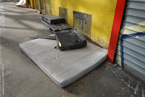 Photos Dépôt sauvage d'un matelas dans la rue