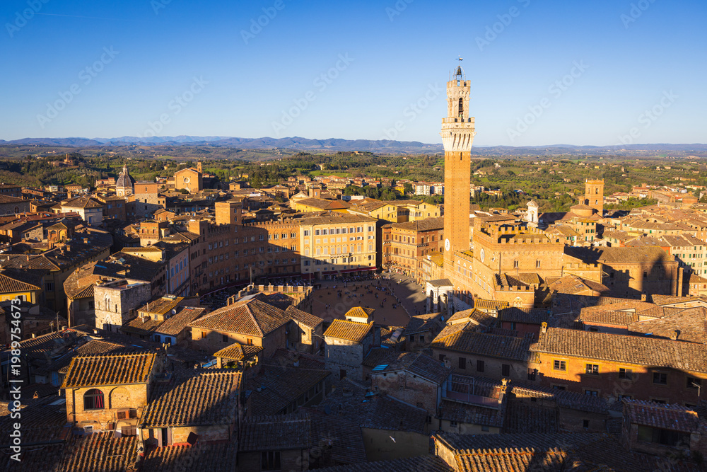 Fototapeta premium In the historic center of Siena