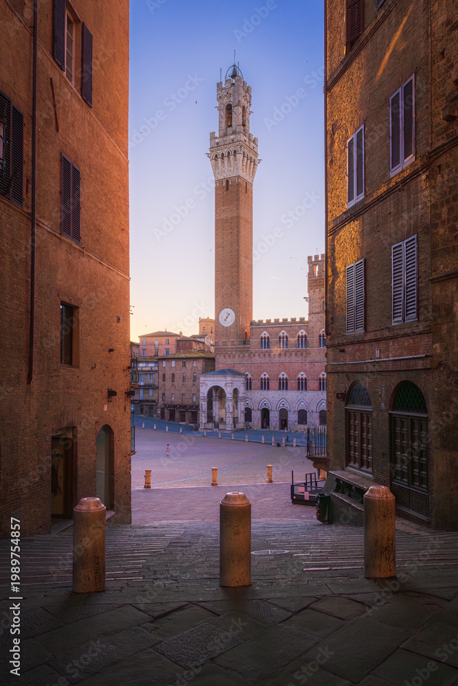 Fototapeta premium In the historic center of Siena