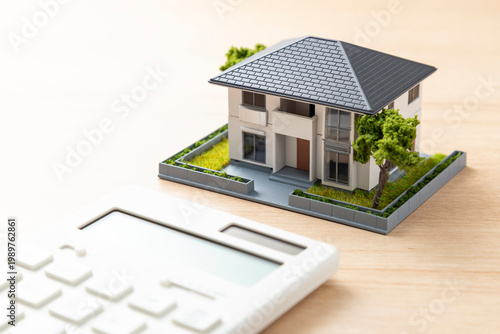 住宅模型と電卓