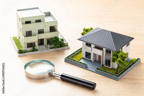 住宅模型と虫眼鏡