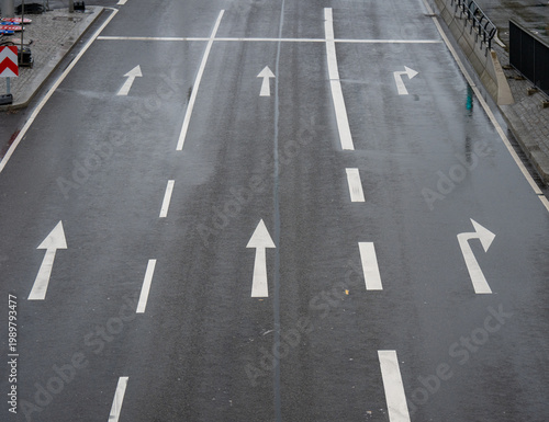 Markierte Richtungspfeile auf dem Asphalt auf einer mehrspurigen Straße