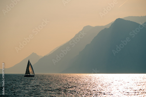 Photos sailboat in the lake