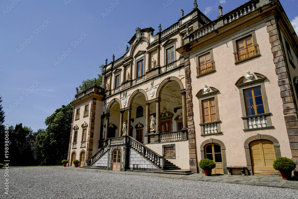 Fototapeta premium Villa Mansi è una delle più famose ville lucchesi.. La villa presenta una bella facciata in stile manierista ed è circondata da un parco con fontane e vasche. Segromigno in Monte, Lucca, Toscana. IT