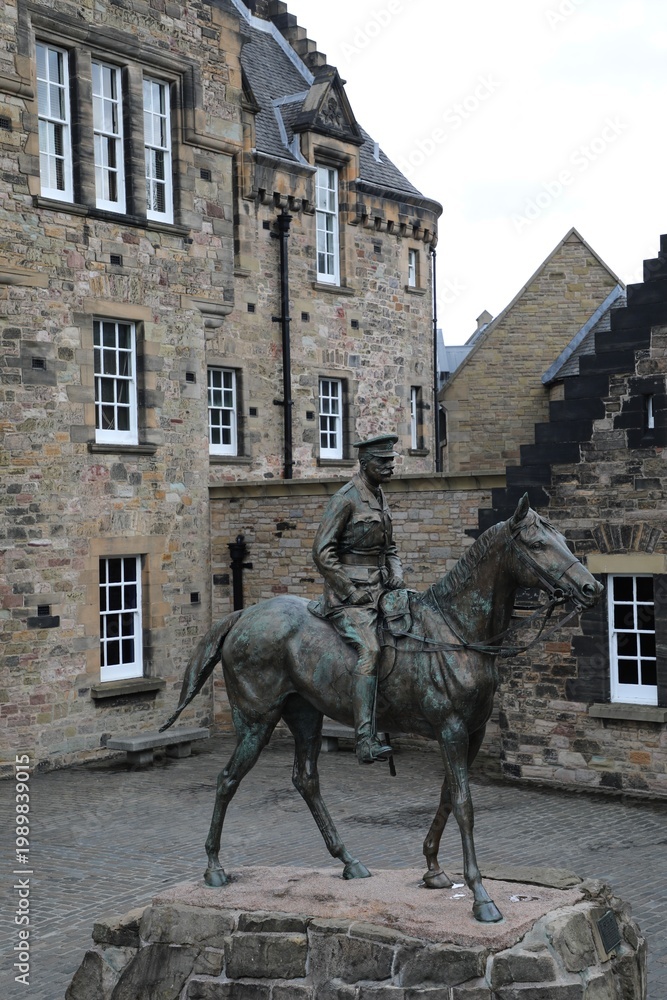 Fototapeta premium Statue de Earl Haig - Chateau fort d'Edimbourg