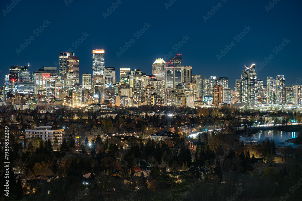 Obraz premium Downtown Calgary at Night: A Western Perspective