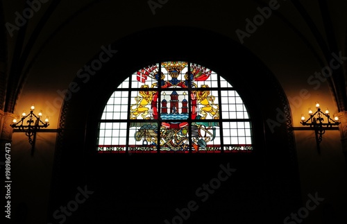 Vitrail coloré à l’intérieur de la mairie de Copenhague