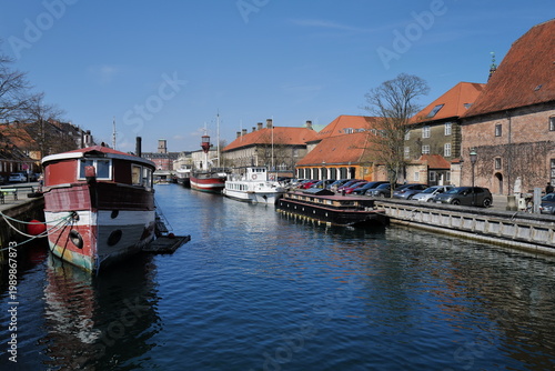 Canal paisible bordé de maisons et bateaux à Copenhague