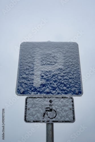 Symbolfoto für Wintereinbruch mit Schnee mit unscharfem Hintergrund