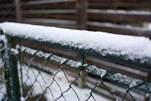 Symbolfoto für Wintereinbruch mit Schnee mit unscharfem Hintergrund