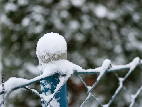 Symbolfoto für Wintereinbruch mit Schnee mit unscharfem Hintergrund