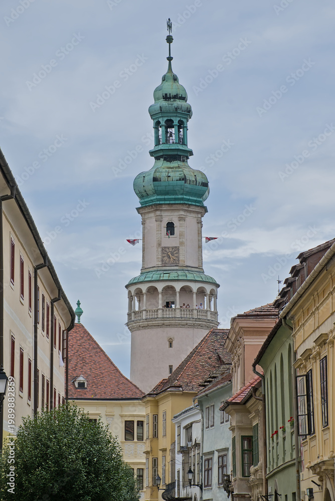 Obraz premium Medieval fire watchtower and houses of the town of Sopron, Hungary