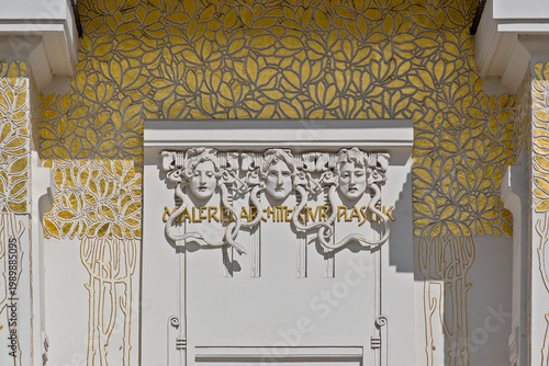 Foto Detail of the Secession building, exhibition hall in art nouveau style with golden ornaments in Vienna, Austria