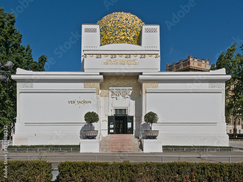 Tableau sur toile Secession building, exhibition hall in art nouveau style with golden ornaments in Vienna, Austria