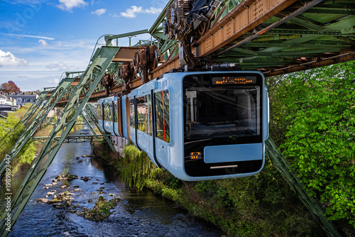 Wuppertal, Nordrhein-Westfalen, Deutschland - Wuppertaler Schwebebahn im April 2026
