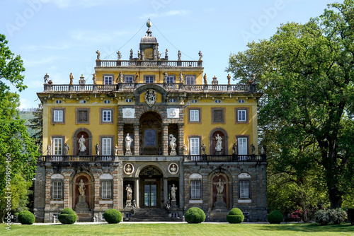 Villa Torrigiani si trova nella frazione Camigliano del comune di Capannori. Si tratta di una delle più lussuose e scenografiche della lucchesia e risale alla seconda metà del secolo. Toscana, Italia