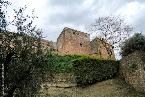 Photos Il borgo e la fortezza di Montecarlo esempio di architettura militare