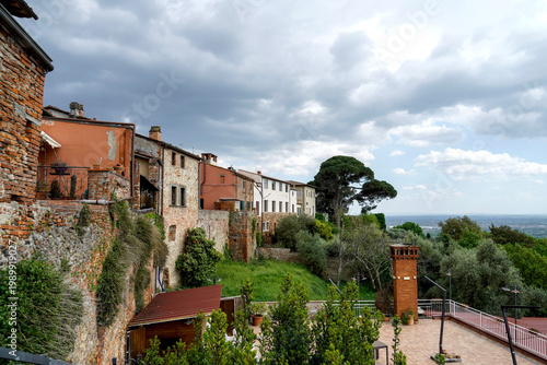 Foto Il borgo e la fortezza di Montecarlo esempio di architettura militare