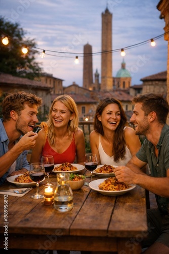 Freunde beim Pastaessen auf Terrasse am Sommerabend
Fröhliche junge Freunde genießen Pasta und Wein auf einer Terrasse bei stimmungsvoller Abendbeleuchtung.