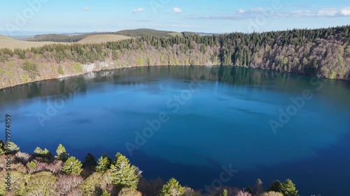 Séquence cinématographique du Lac Pavin, maar volcanique en Auvergne