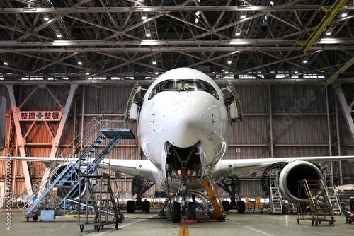 格納庫で点検を受けるA350型の旅客機