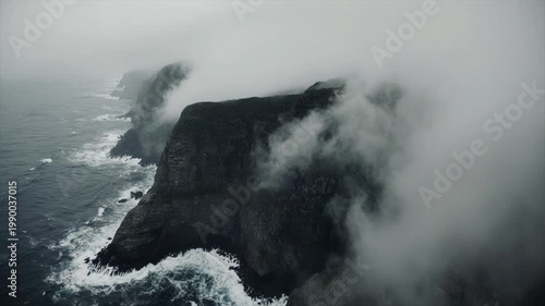 断崖絶壁を覆う海霧タイムラプス 壮大な海岸線の霧流れ 航空映像