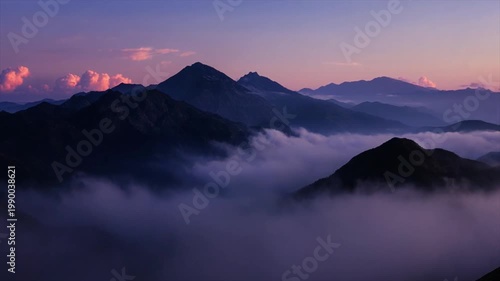 薄霧のヴェール・たなびく雲と夕暮れの山稜・幻想的な空の風景映像